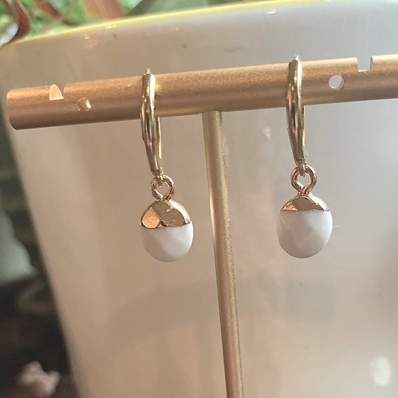 ✨NWT ✨18K Gold with Faceted Howlite Charm Minimal Bohemian Earrings - Picture 4 of 6